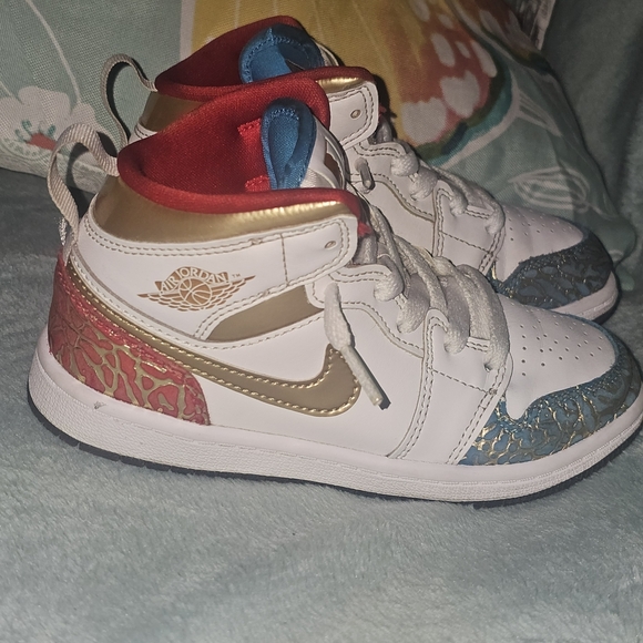 Jordan 1 Mid Unc To Chi Size 13C Kids' White, Gold, Red, and Blue Sneakers - Picture 3 of 16